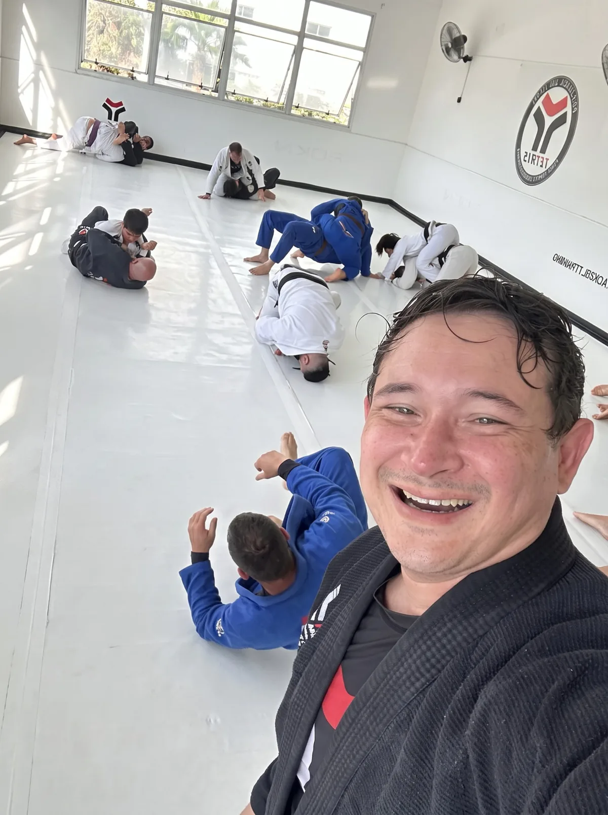 Cesar Coelho no tatame durante treino de Jiu-Jitsu