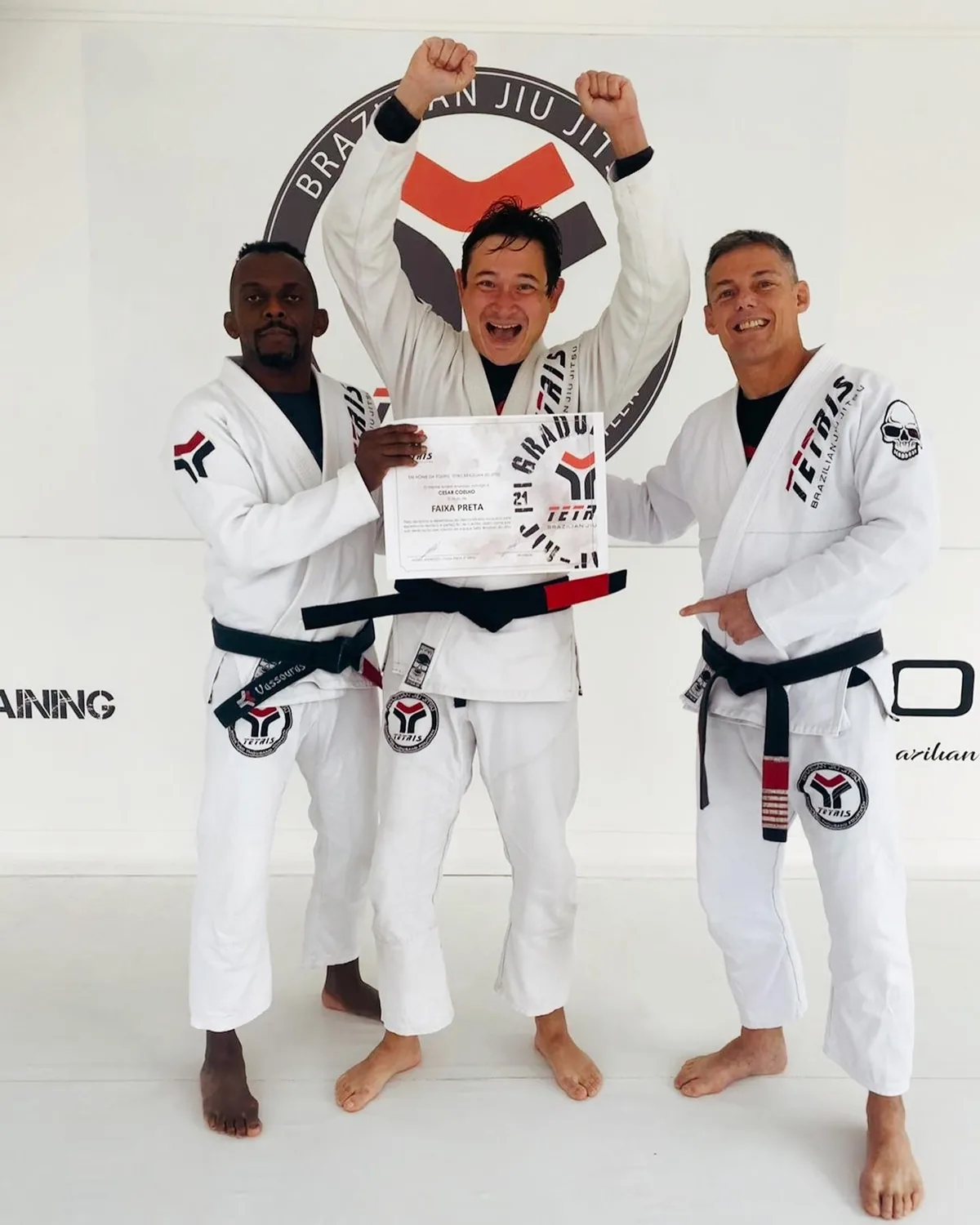 Cesar Coelho recebendo a faixa preta de Jiu-Jitsu